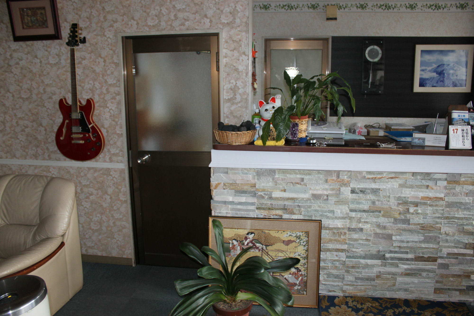 Business Hotel Fujimi Фудзиёсида Экстерьер фото